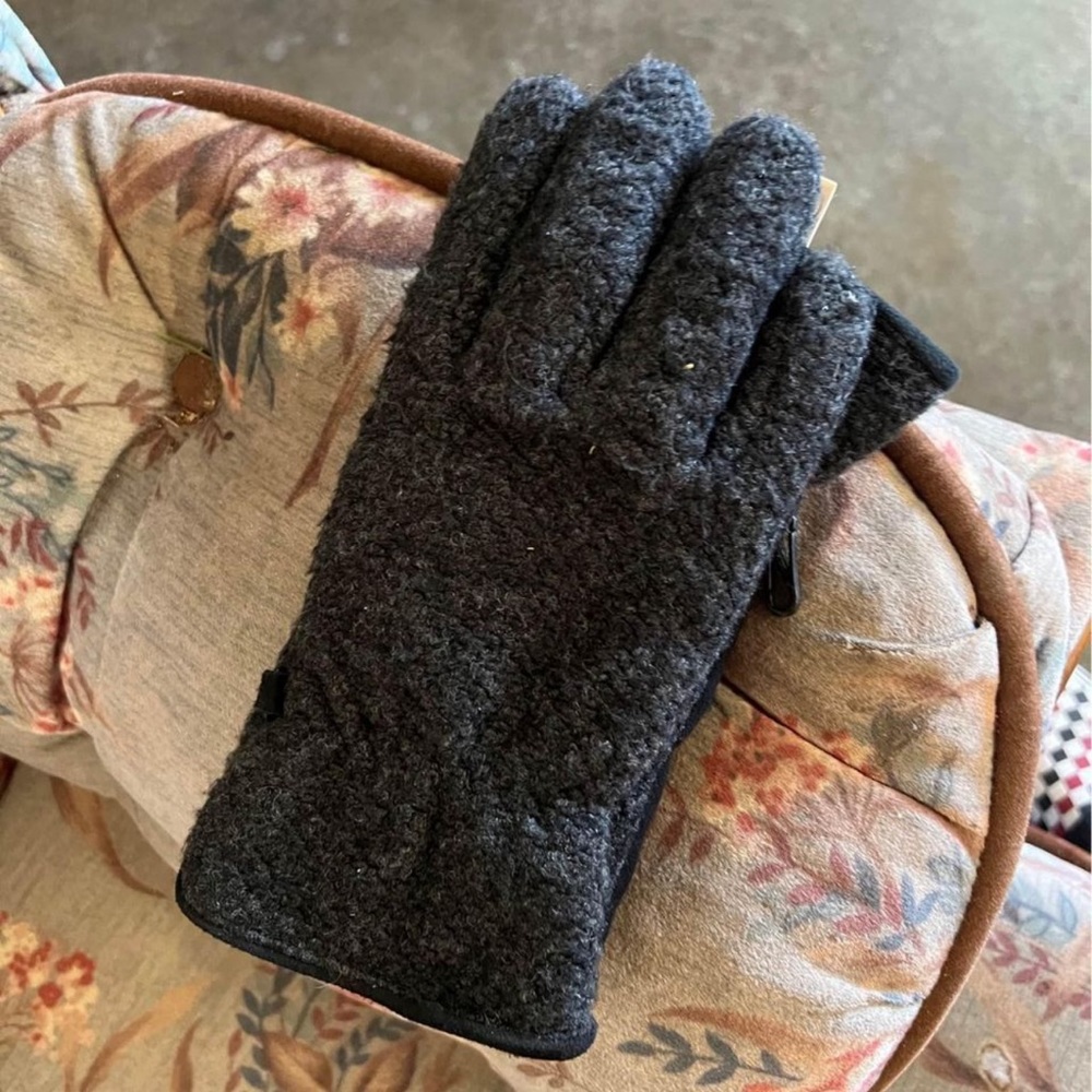 Men’s gloves.